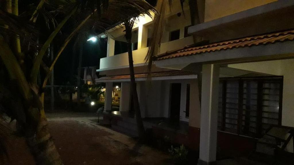 Kizhunna Rock Beach House Kannur Bagian luar foto